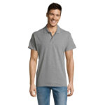 Homme souriant en polo gris et jean