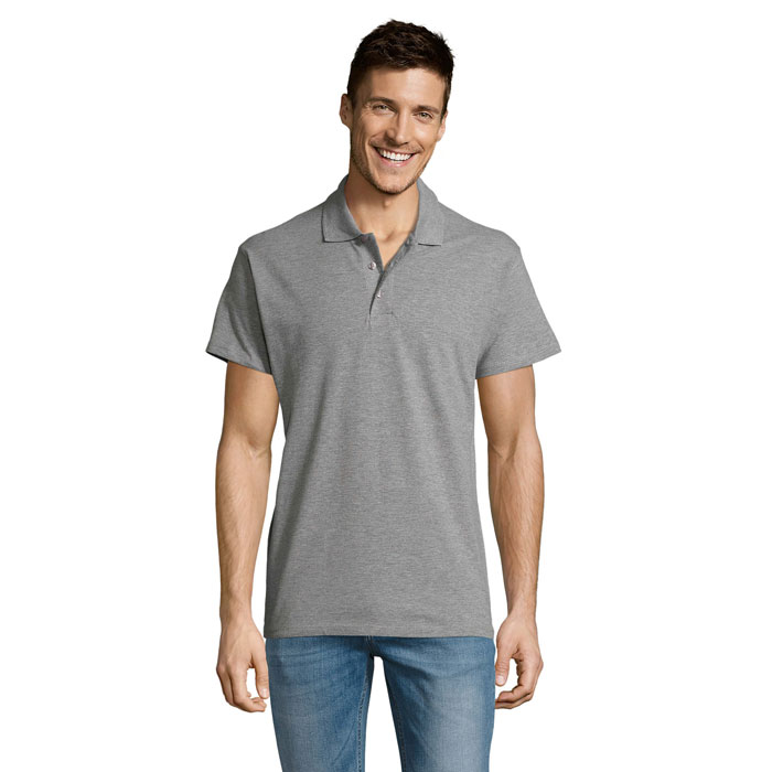 Homme souriant en polo gris et jean