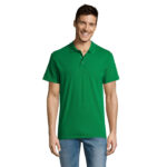 Homme souriant portant un polo vert uni