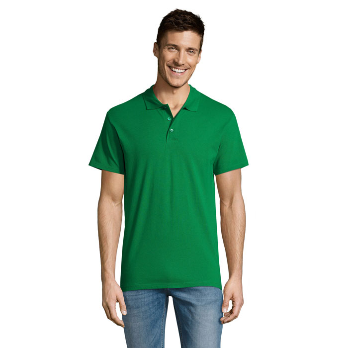 Homme souriant portant un polo vert uni
