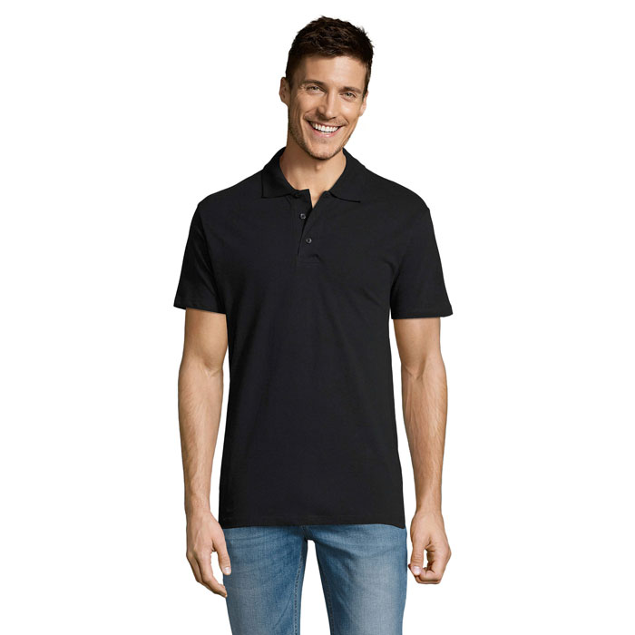 Homme souriant portant un polo noir