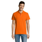 Homme souriant portant un polo orange