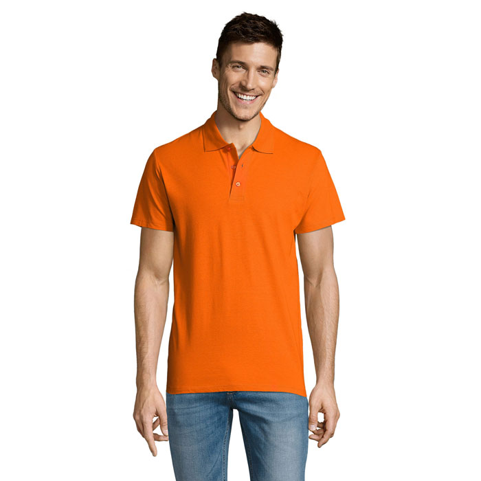 Homme souriant portant un polo orange