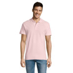 Homme souriant portant polo rose et jean