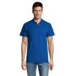 Homme portant un polo bleu et jean