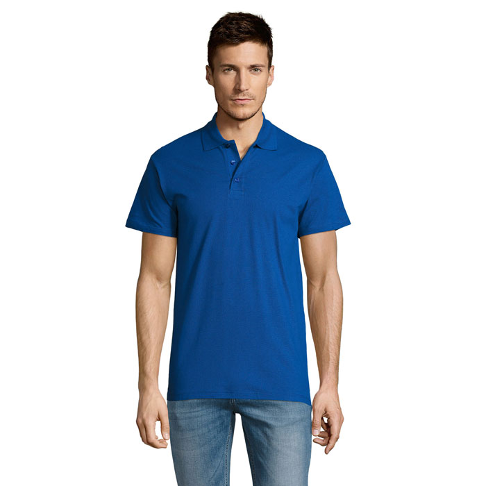 Homme portant un polo bleu et jean