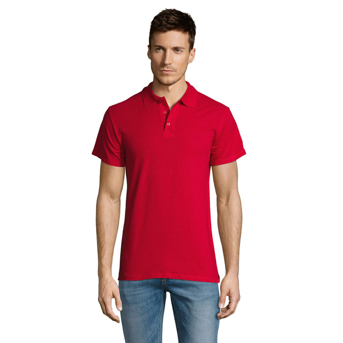 Homme portant un polo rouge et jean