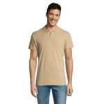 Homme souriant portant un polo beige