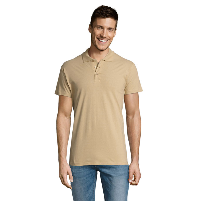 Homme souriant portant un polo beige