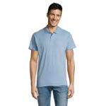 Homme souriant portant un polo bleu clair