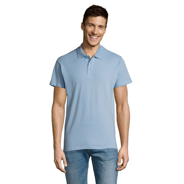 Homme souriant portant un polo bleu clair