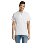 Homme souriant portant un polo blanc
