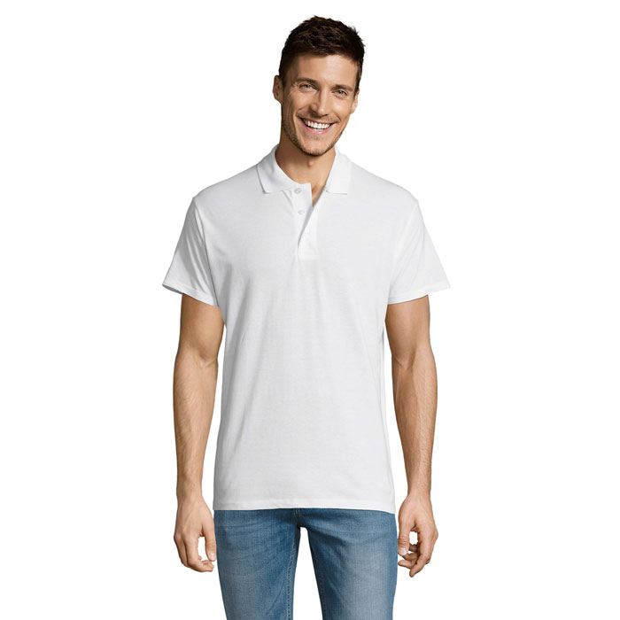 Homme souriant portant un polo blanc