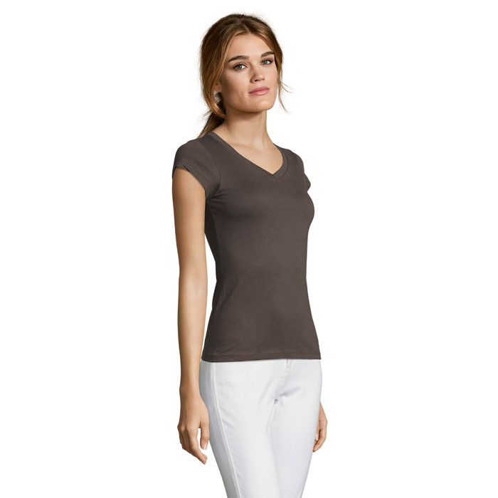 Femme portant t-shirt marron col V ajusté