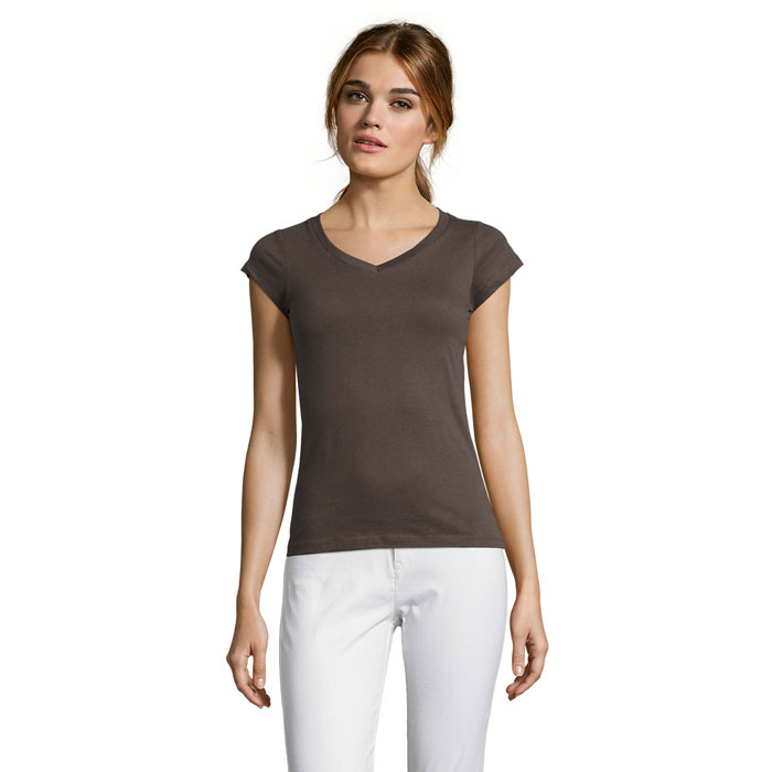 Femme portant t-shirt marron col V