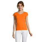 Femme portant t-shirt orange col V
