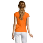 Femme de dos en t-shirt orange