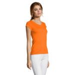 Femme portant t-shirt orange et pantalon gris
