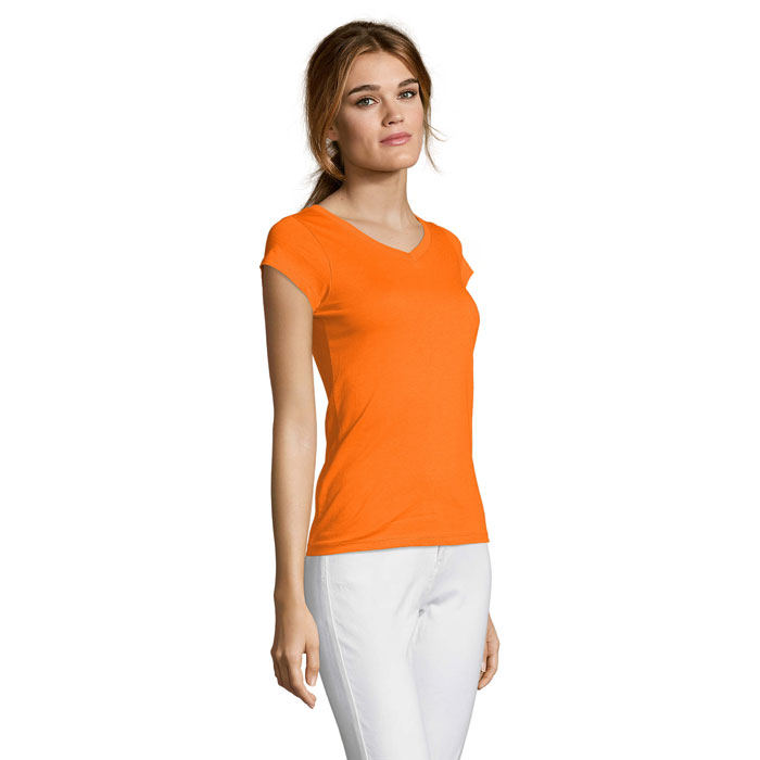 Femme portant t-shirt orange et pantalon gris