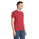 Homme portant t-shirt rouge et jean bleu
