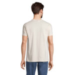 Homme portant un t-shirt beige vu de dos