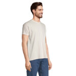Homme souriant portant t-shirt beige et jean bleu