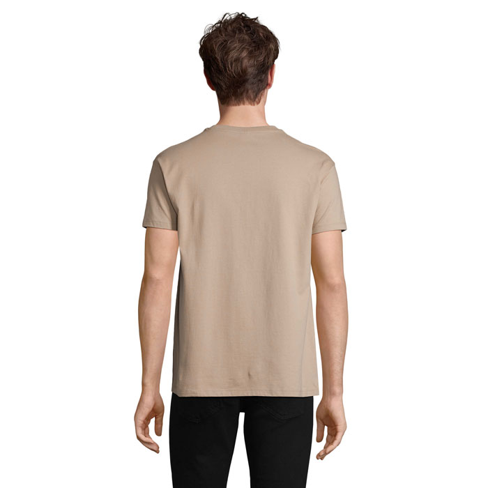 Homme de dos portant t-shirt beige uni
