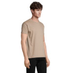 Homme portant t-shirt beige et pantalon noir