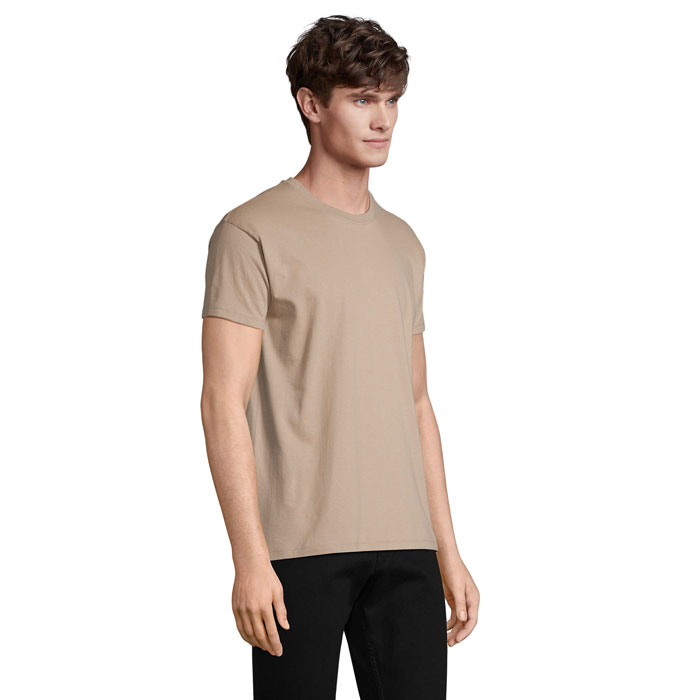 Homme portant t-shirt beige et pantalon noir