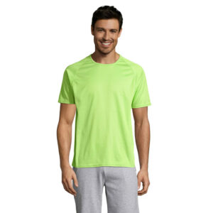 Homme souriant en t-shirt vert fluo