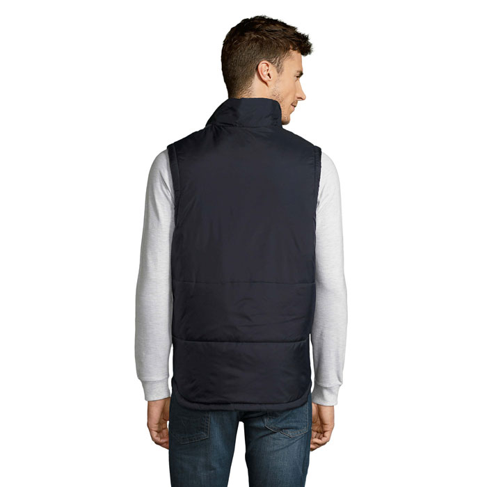 Homme portant doudoune sans manches bleu marine