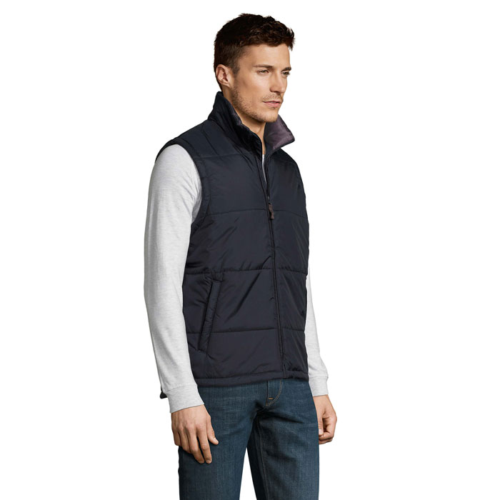 Homme portant une doudoune sans manches bleu marine