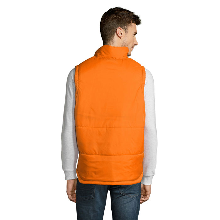 Homme portant doudoune sans manches orange, vue arrière