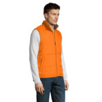 Homme portant doudoune sans manches orange