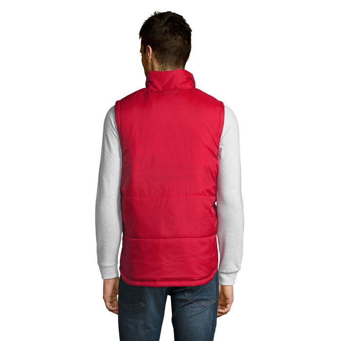 Homme portant doudoune rouge sans manches, vue arrière