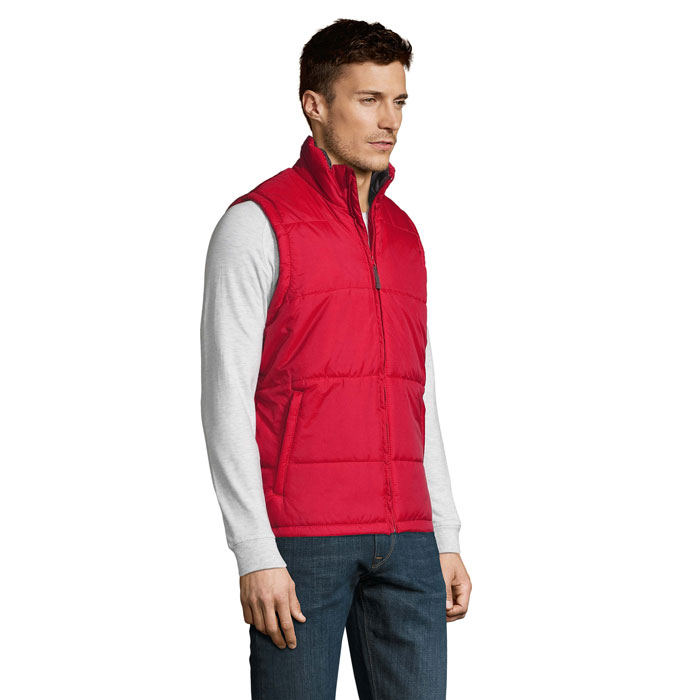 Homme portant doudoune rouge sans manches
