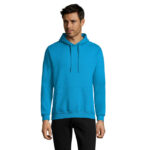 Homme portant un sweat à capuche bleu