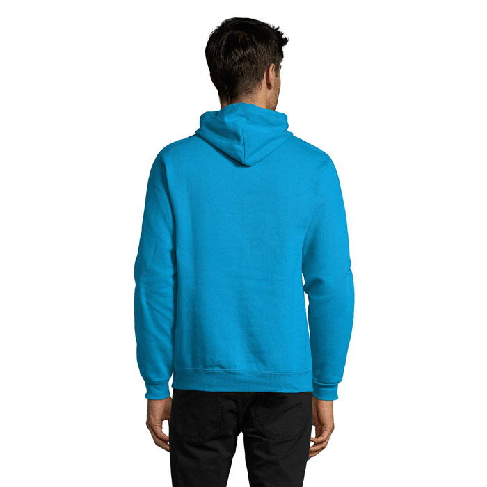 Homme portant un sweat à capuche bleu