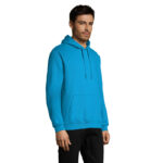 Homme portant un sweat à capuche bleu