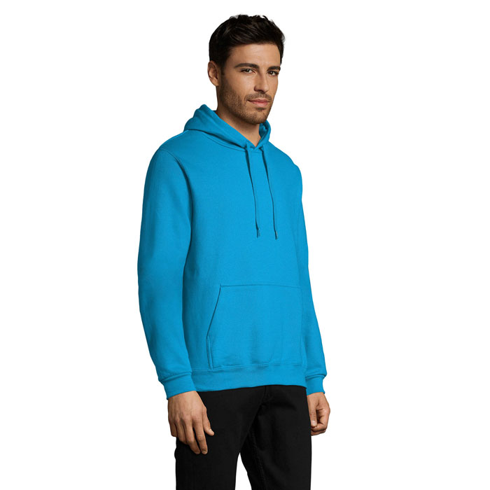 Homme portant un sweat à capuche bleu