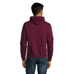 Homme de dos en sweat à capuche bordeaux