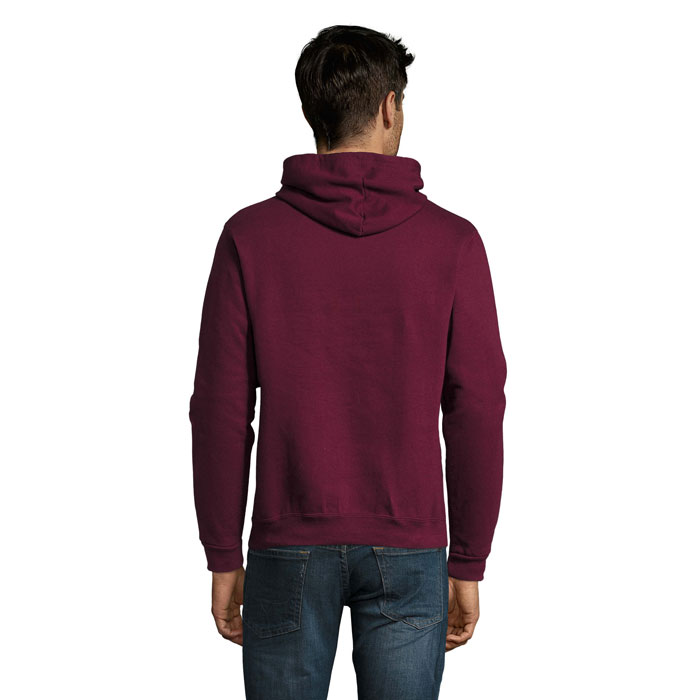 Homme de dos en sweat à capuche bordeaux