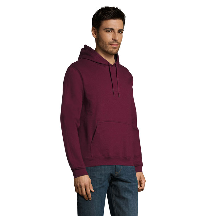 Homme portant sweat à capuche bordeaux uni