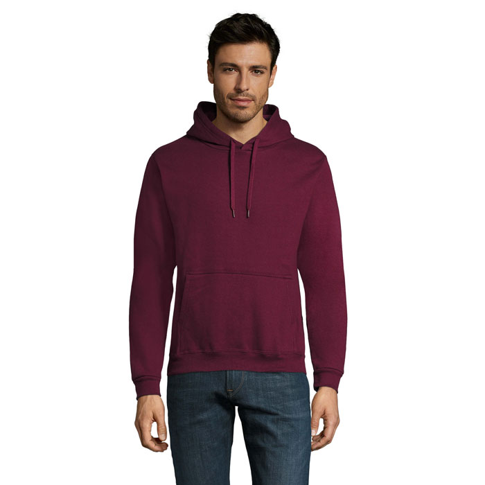 Homme portant un sweat à capuche bordeaux