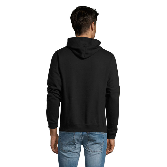 Homme portant un sweat à capuche noir