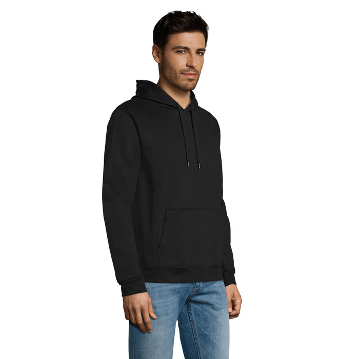 Homme portant un sweat à capuche noir