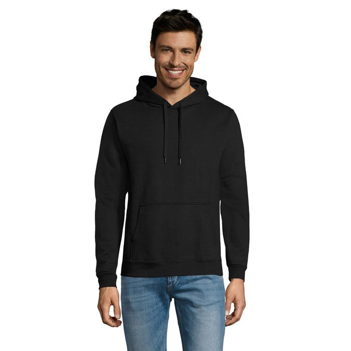 Homme portant sweat à capuche noir