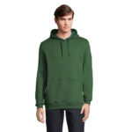 Homme portant un sweat à capuche vert