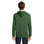 Homme portant un sweat à capuche vert
