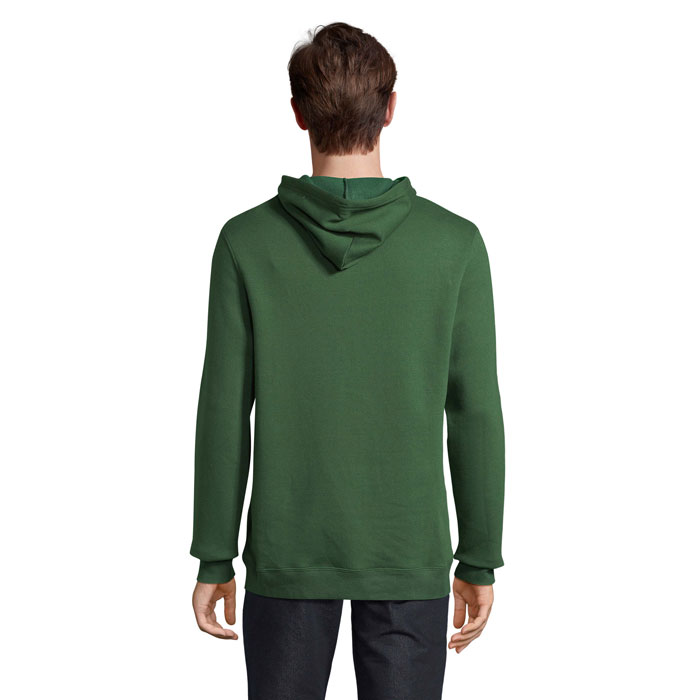 Homme portant un sweat à capuche vert